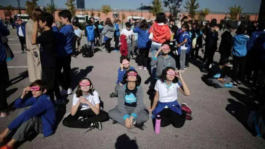 Bursa'da yüzlerce öğrenci güneş tutulması izledi