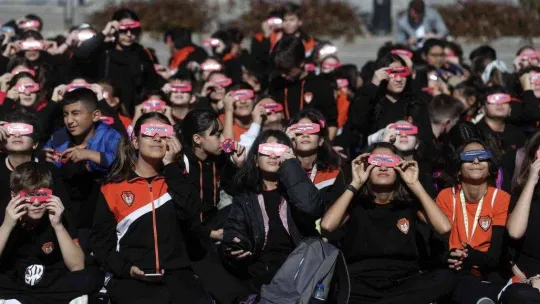 Bursa'da yüzlerce öğrenci güneş tutulması izledi