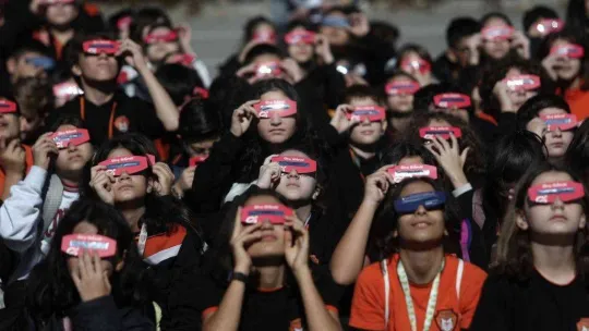 Bursa'da yüzlerce öğrenci güneş tutulması izledi