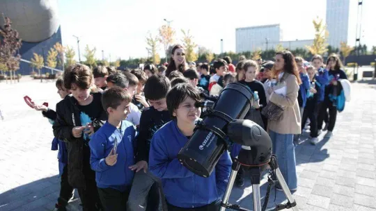 Bursa'da yüzlerce öğrenci güneş tutulması izledi