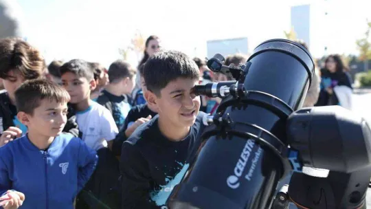 Bursa'da yüzlerce öğrenci güneş tutulması izledi