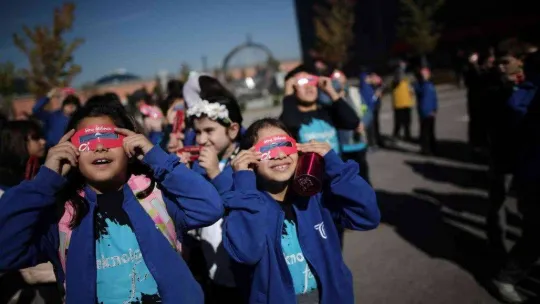 Bursa'da yüzlerce öğrenci güneş tutulması izledi