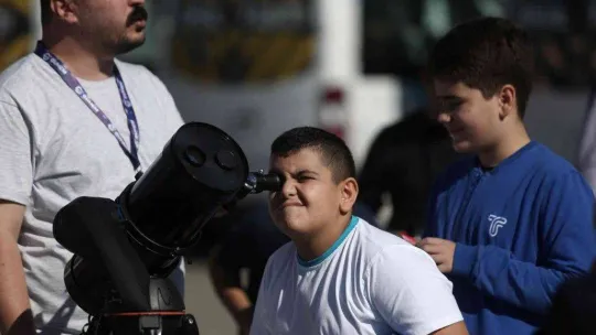 Bursa'da yüzlerce öğrenci güneş tutulması izledi