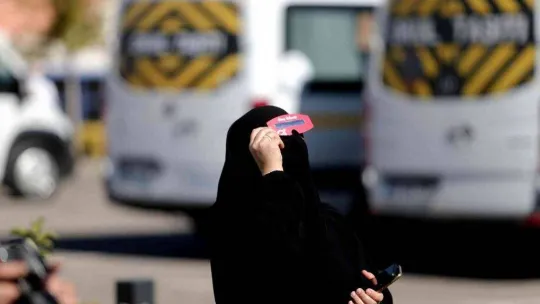 Bursa'da yüzlerce öğrenci güneş tutulması izledi