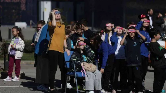 Bursa'da yüzlerce öğrenci güneş tutulması izledi