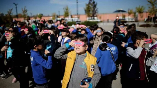 Bursa'da yüzlerce öğrenci güneş tutulması izledi