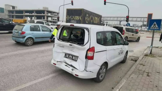 Bursa'da zincirleme kazada ölümden döndüler