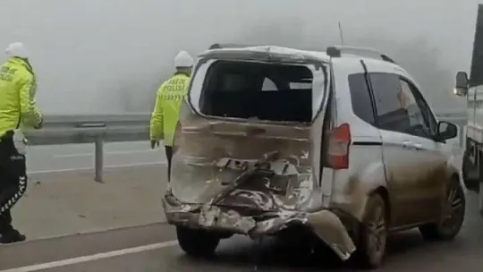 Bursa İzmir yolunda sis sebebiyle  zincirleme kaza....Çok sayıda araç birbirine girdi