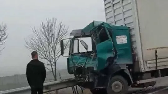 Bursa İzmir yolunda sis sebebiyle  zincirleme kaza....Çok sayıda araç birbirine girdi