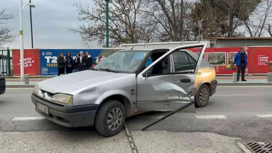 Bursa'nın İznik ilçesinde otomobil ile motosiklet çarpıştı