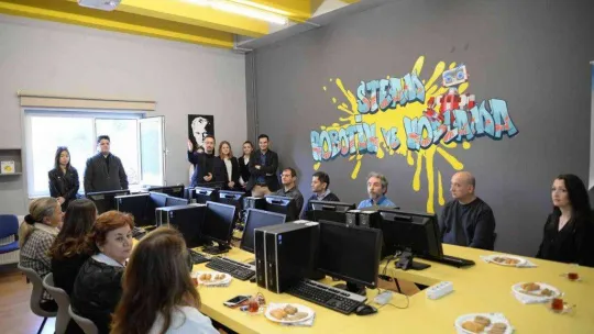 Bursa Uludağ Üniversitesi Eğitim Fakültesi öğrencilerine robotik ve kodlama atölyesi