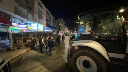 Büyükbaş hayvan yüklü kamyon devrildi