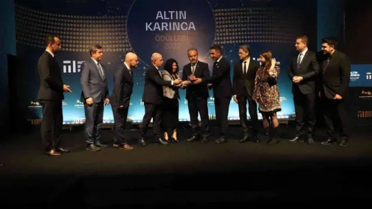 Büyükçekmece Belediye Başkanı Hasan Akgün'e Altın Karınca'da 2 ödül