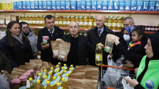 Büyükçekmece'de 8 ton ayçiçek yağı vatandaşlara dağıtılıyor