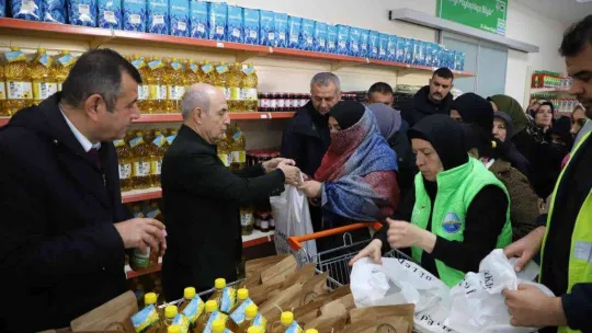 Büyükçekmece'de 8 ton ayçiçek yağı vatandaşlara dağıtılıyor