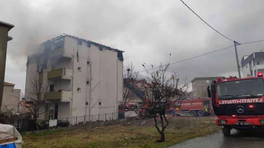 Büyükçekmece'de bir binanın çatı katında çıkan yangın paniğe neden oldu
