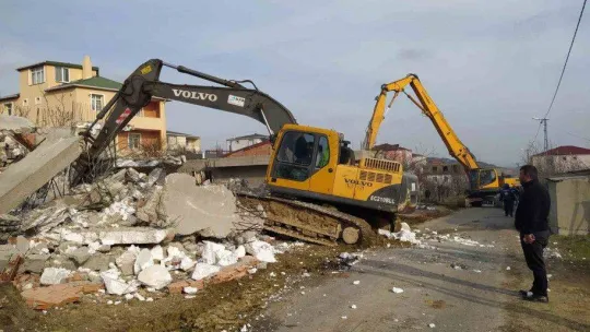 Büyükçekmece'de kaçak yapılar yıkıldı