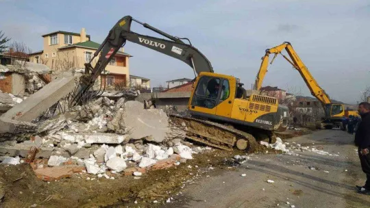Büyükçekmece'de kaçak yapılar yıkıldı
