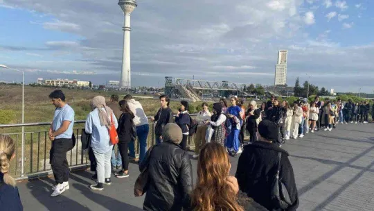 Büyükçekmece'de öğrencilerin otobüs sırası metrelerce uzadı