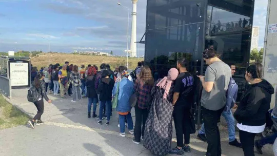 Büyükçekmece'de öğrencilerin otobüs sırası metrelerce uzadı