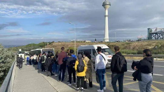 Büyükçekmece'de öğrencilerin otobüs sırası metrelerce uzadı