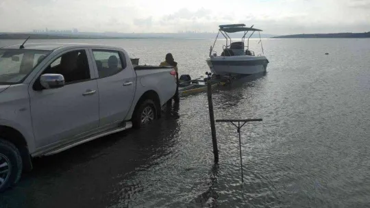 Büyükçekmece Gölü kaçak balık avcılığında kullanılan malzemelerden temizleniyor