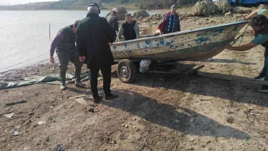 Büyükçekmece Gölü kaçak balık avcılığında kullanılan malzemelerden temizleniyor