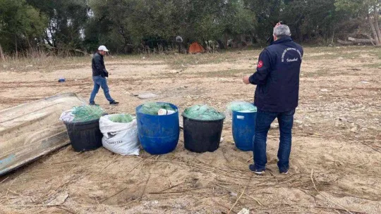 Büyükçekmece Gölü kaçak balık avcılığında kullanılan malzemelerden temizleniyor
