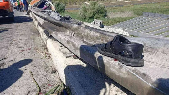 Büyükçekmece TEM'de feci kaza, TIR devrildi sürücü kupa ile göl havzasına uçtu