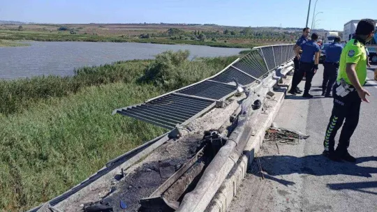 Büyükçekmece TEM'de feci kaza, TIR devrildi sürücü kupa ile göl havzasına uçtu