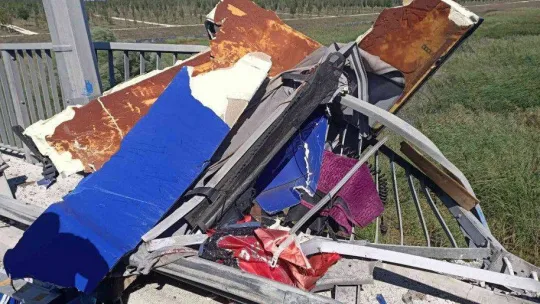 Büyükçekmece TEM'de feci kaza, TIR devrildi sürücü kupa ile göl havzasına uçtu