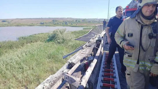 Büyükçekmece TEM'de feci kaza, TIR devrildi sürücü kupa ile göl havzasına uçtu