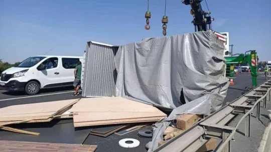 TEM Otoyolunda kamyonet devrildi