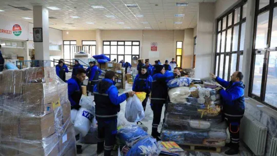 Büyükşehir Belediyesinin yardım tırları yola çıktı