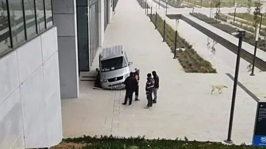 Büyükşehrin milyonluk binasının çevresi çöküyor