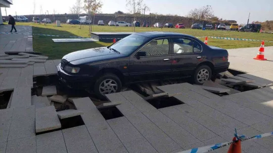 Büyükşehrin milyonluk binasının çevresi çöküyor