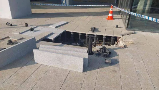 Büyükşehrin milyonluk binasının çevresi çöküyor