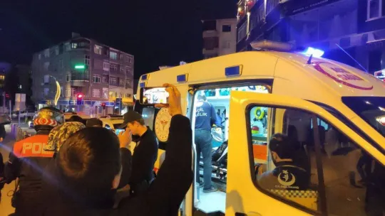 Cadde ortasında bacağından bıçaklandı, can havliyle kaçıp esnaftan yardım istedi