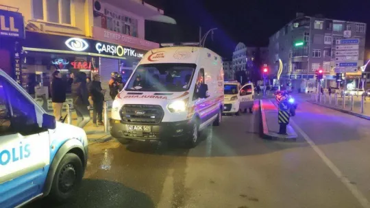 Cadde ortasında bacağından bıçaklandı, can havliyle kaçıp esnaftan yardım istedi