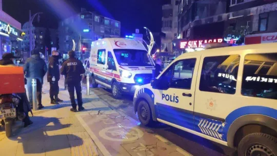 Cadde ortasında bacağından bıçaklandı, can havliyle kaçıp esnaftan yardım istedi