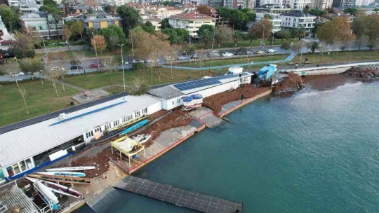 Caddebostan Sahil kırmızı yosunla kaplandı