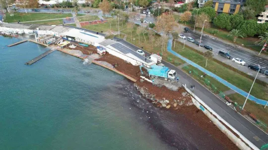 Caddebostan Sahil kırmızı yosunla kaplandı