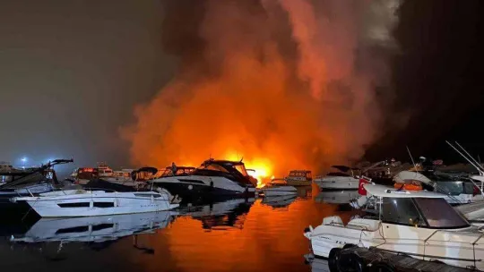 Caddebostan yat limanında tekneler alev alev yandı