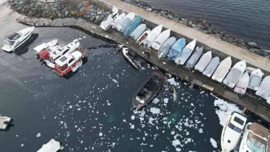 Caddebostan yat limanında yanan tekneler havadan görüntülendi