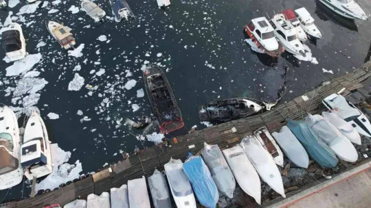 Caddebostan yat limanında yanan tekneler havadan görüntülendi