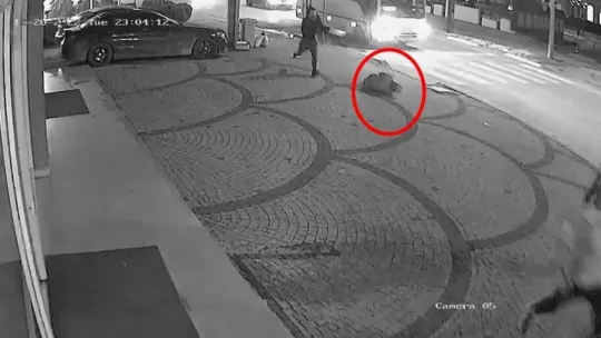 Caddenin ortasında kavga ettiği şahsı gözünü kırpmadan böyle öldürdü