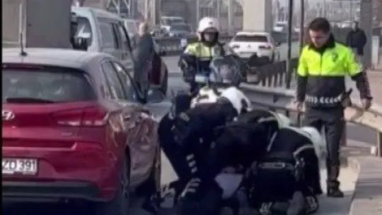 Çaldığı ağabeyinin otomobili ile kaçarken baltayı taşa vurdu