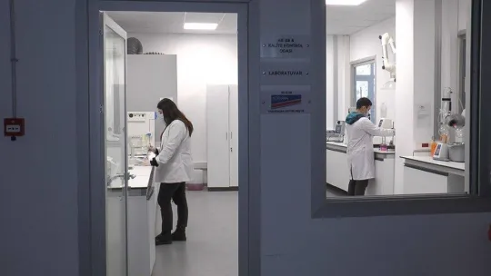 Çalışanlar fabrika işçileri değil, lise öğrencileri