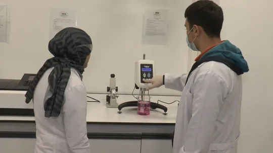 Çalışanlar fabrika işçileri değil, lise öğrencileri