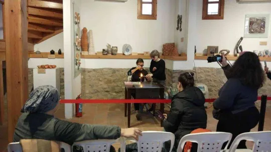 Cam boncuk yapımının inceliklerini öğrendiler